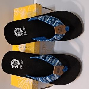 New Women's Yellow Box Flip Flops Sz 7.5 - 3 Tone Blue & White Zigzag pattern
